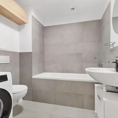 Ah Airport Ovocne Sady Free Parking Ac Братислава