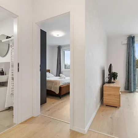 Ah Airport Ovocne Sady Free Parking Ac